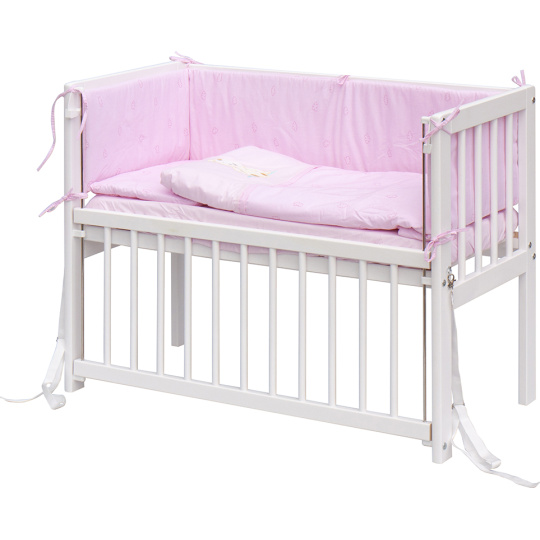 Scarlett Dětská postýlka Baby Scarlett bílá s kompletní výbavou - Méďa růžová - 90 x 41 cm Scarlett Dětská postýlka Baby Scarlett bílá s kompletní výbavou - Méďa růžová - 90 x 41 cm