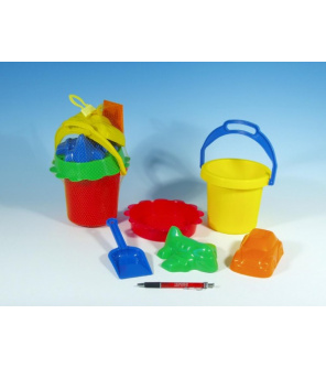 Sada na písek - kbelík, sítko, lopatka, 2 bábovky plast asst 4 barvy v síťce 13x26x13cm 18m+ Sada na písek - kbelík, sítko, lopatka, 2 bábovky plast asst 4 barvy v síťce 13x26x13cm 18m+